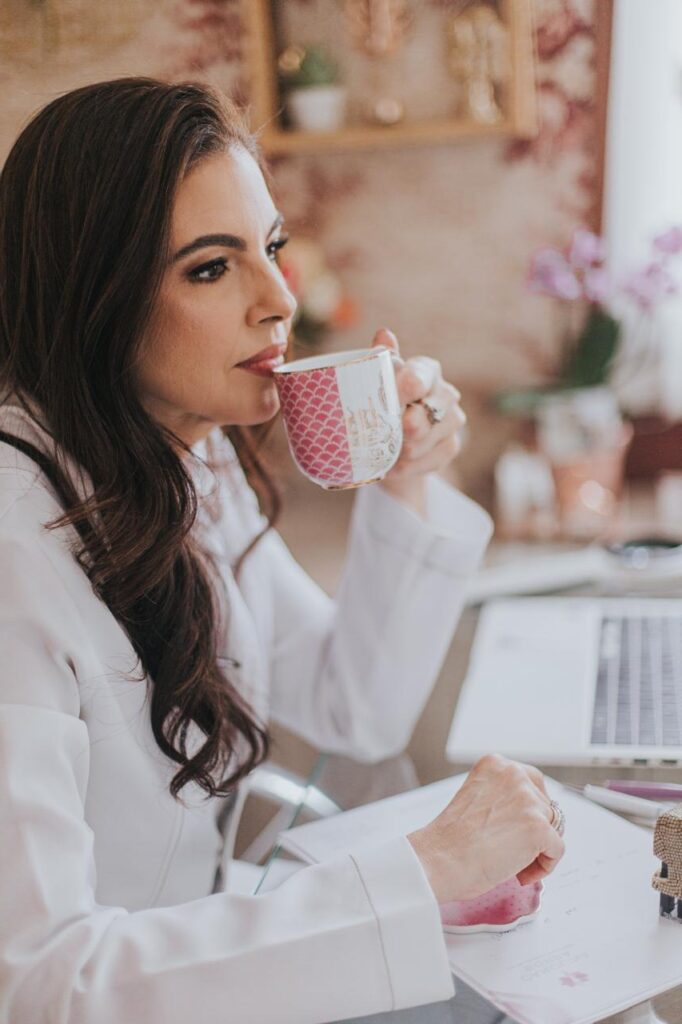 Retrato da Dra. Carolina Borba, dermatologista em Salvador, especialista em saúde da pele e no tratamento da queda de cabelo feminina.
